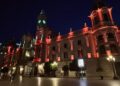 La fachada del Ayuntamiento de Valencia se ilumina de naranja para homenajear al Valencia Basket campeón de la Liga ACB 10 HLmxbfPW8AAjINm