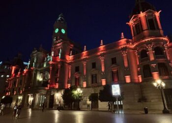La fachada del Ayuntamiento de Valencia se ilumina de naranja para homenajear al Valencia Basket campeón de la Liga ACB 14 HLmxbfPW8AAjINm