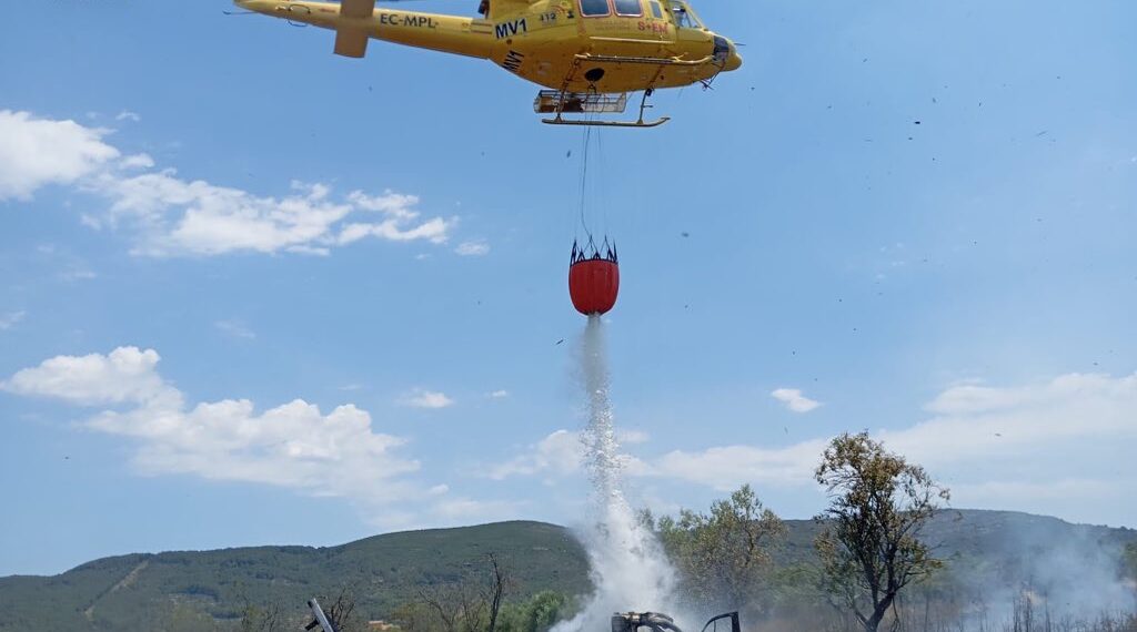 Un camión incendiado en una zona rural provoca un fuego de vegetación en Atzeneta del Maestrat