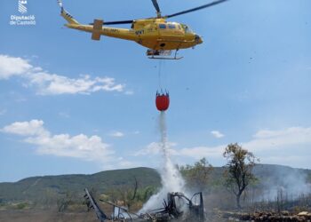 Un camión incendiado en una zona rural provoca un fuego de vegetación en Atzeneta del Maestrat