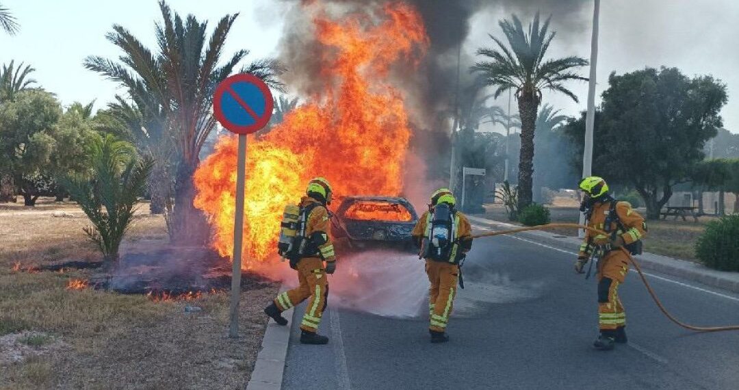 Un espectacular incendio calcina por completo un vehículo en el polígono industrial de Torrellano