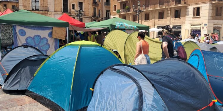 La huelga docente entra en pausa, pero el conflicto sigue abierto: última semana de curso con muchas negociaciones pendientes 1 Huelga profesores plaza de la virgen 14