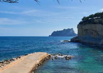 Tragedia en Benissa: muere un joven tras precipitarse desde un acantilado en la cala de l’Advocat