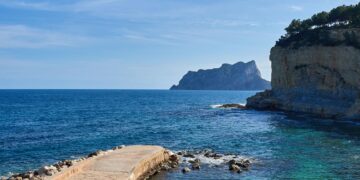 Tragedia en Benissa: muere un joven tras precipitarse desde un acantilado en la cala de l’Advocat