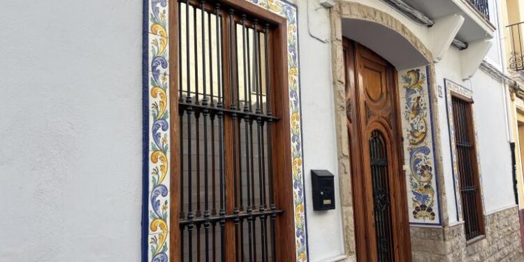 El Ayuntamiento de Manises destina 15.000 euros en subvenciones para fomentar la cerámica en fachadas y comercios