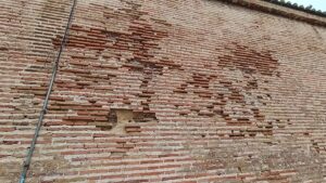 Cr&oacute;nica de un colapso anunciado: el Ayuntamiento confiesa que el muro de las Atarazanas tiene ladrillos defectuosos pero se niega a actuar