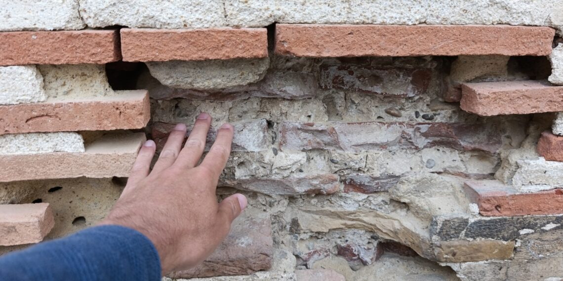 Crónica de un colapso anunciado: el Ayuntamiento confiesa que el muro de las Atarazanas tiene ladrillos defectuosos pero se niega a actuar
