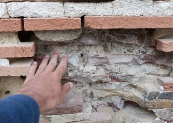 Crónica de un colapso anunciado: el Ayuntamiento confiesa que el muro de las Atarazanas tiene ladrillos defectuosos pero se niega a actuar