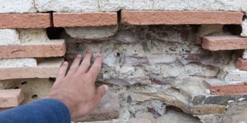 Crónica de un colapso anunciado: el Ayuntamiento confiesa que el muro de las Atarazanas tiene ladrillos defectuosos pero se niega a actuar