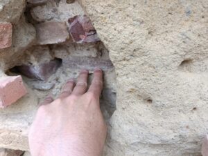 Cr&oacute;nica de un colapso anunciado: el Ayuntamiento confiesa que el muro de las Atarazanas tiene ladrillos defectuosos pero se niega a actuar