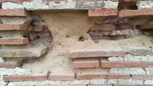 Cr&oacute;nica de un colapso anunciado: el Ayuntamiento confiesa que el muro de las Atarazanas tiene ladrillos defectuosos pero se niega a actuar