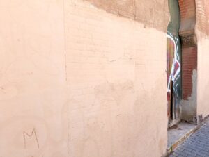 La impunidad del rodillo municipal: El Ayuntamiento de Valencia vuelve a profanar el patrimonio de 'La Ceramo' con pintura plástica tras prometer que no lo haría 4 La impunidad del rodillo municipal: El Ayuntamiento de Valencia vuelve a profanar el patrimonio de 'La Ceramo' con pintura plástica tras prometer que no lo haría
