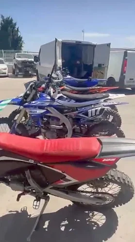 Motos sin matrícula, menores y vídeos virales: así opera la peligrosa banda de «La 46» en Valencia 2 La 46 la banda motera que atemoriza a Valencia 1