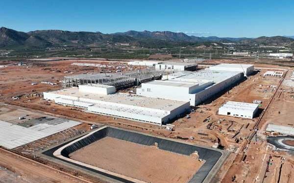 La gigafactoría de Sagunto acelera su construcción y prevé completar un nuevo bloque de producción este verano 1 La gigafactoría de Sagunto acelera su construcción y prevé completar un nuevo bloque de producción este verano