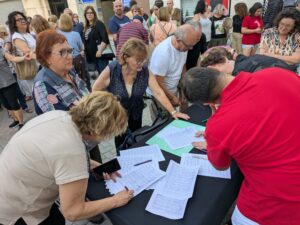 TAVERNES VALLDIGNA MANIFESTACION POR CENTRO DE DIA Y RESIDENCIA