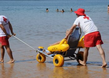 Valencia activa el servicio de bano asistido para personas con discapacidad en sus playas scaled 1