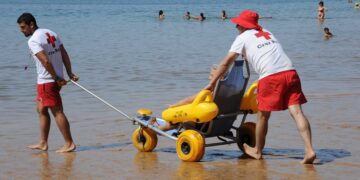 Valencia activa el servicio de bano asistido para personas con discapacidad en sus playas scaled 1