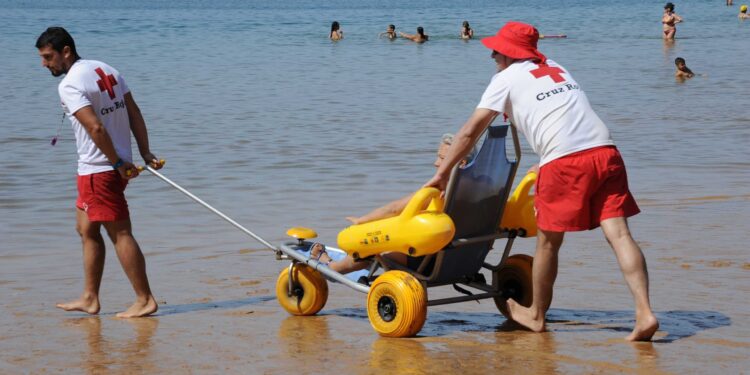 Valencia activa el servicio de bano asistido para personas con discapacidad en sus playas scaled 1