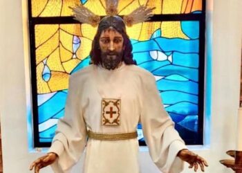 La Cofradía de Jesús de Medinaceli acerca su devoción a los residentes de la Malvarrosa exponiendo su imagen