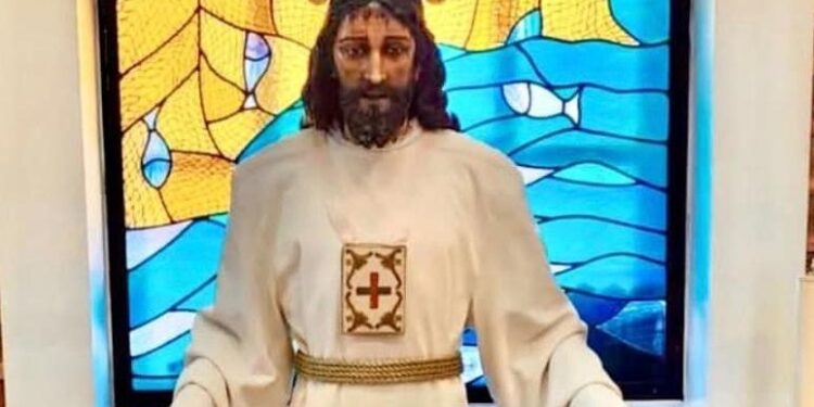 La Cofradía de Jesús de Medinaceli acerca su devoción a los residentes de la Malvarrosa exponiendo su imagen
