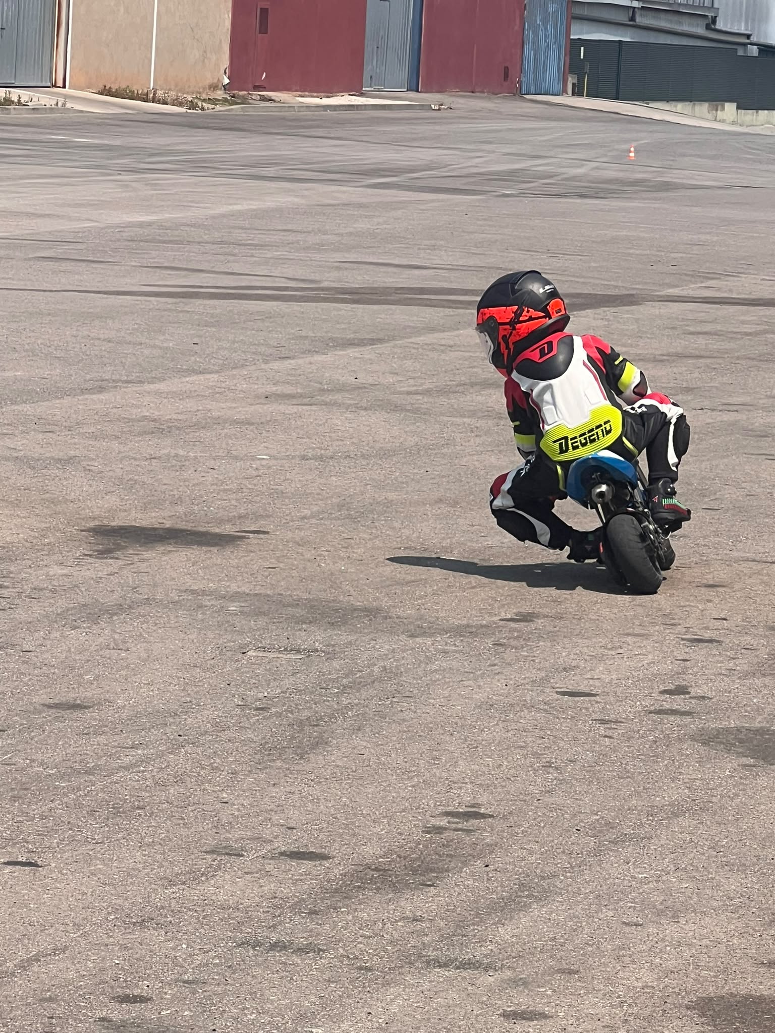 Promesas sobre ruedas: el improvisado circuito donde Lucía y Lucca forjan su sueño en el motociclismo 2 WhatsApp Image 2026 06 03 at 20.17.30