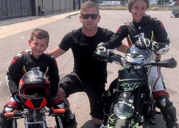 Promesas sobre ruedas: el improvisado circuito donde Lucía y Lucca forjan su sueño en el motociclismo