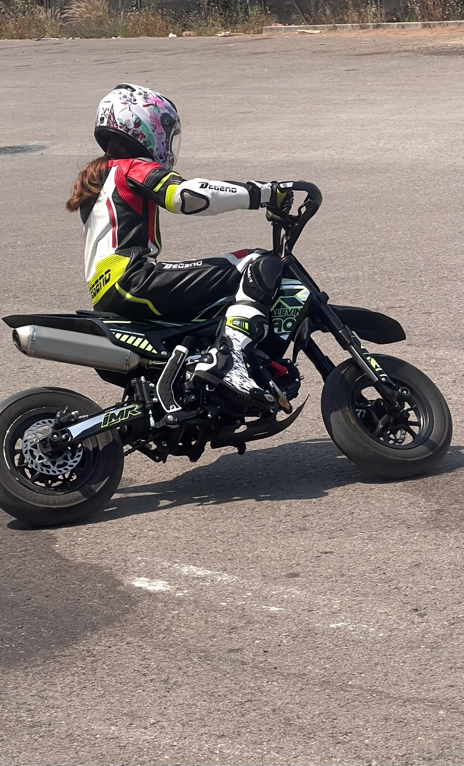 Promesas sobre ruedas: el improvisado circuito donde Lucía y Lucca forjan su sueño en el motociclismo 3 WhatsApp Image 2026 06 03 at 20.17.48