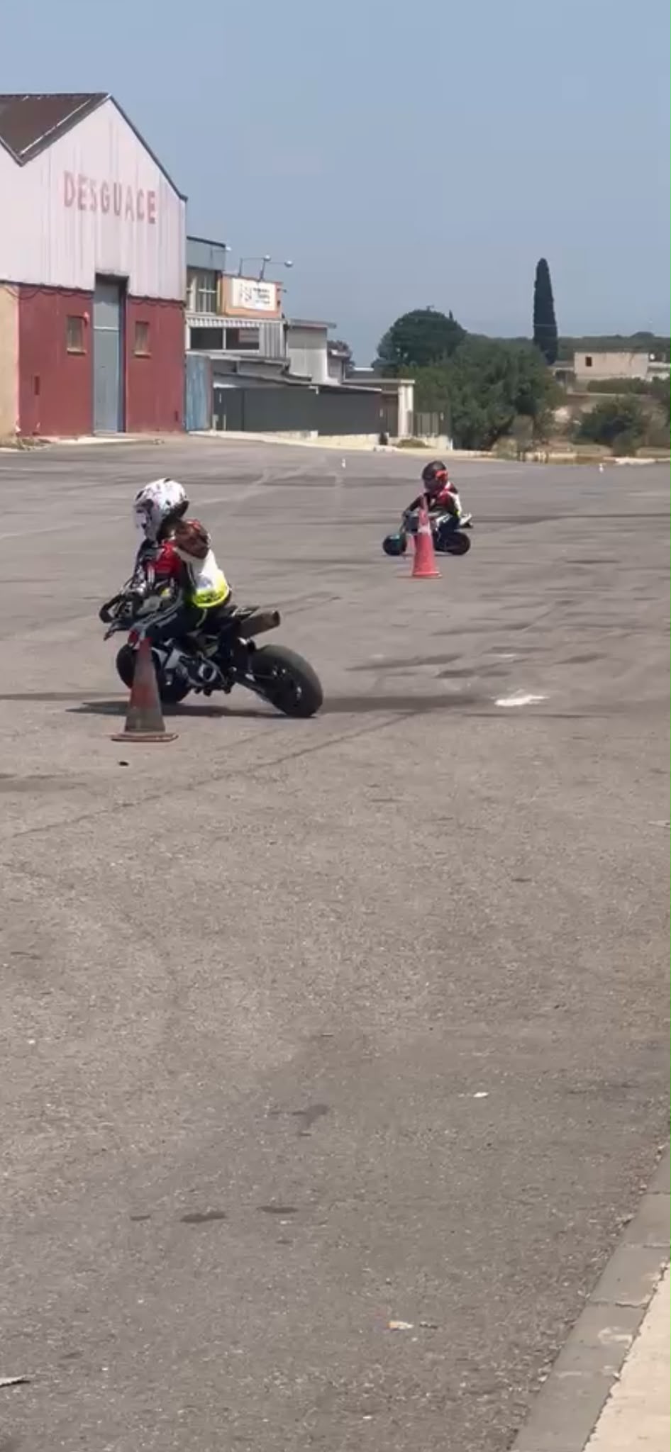 Promesas sobre ruedas: el improvisado circuito donde Lucía y Lucca forjan su sueño en el motociclismo 4 WhatsApp Image 2026 06 03 at 20.17.50