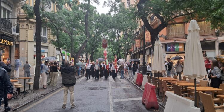La entrada de Bandas del Corpus, deslucida por la lluvia y una total falta de organización