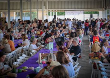 Torrent se consolida como capital de la artesanía textil al reunir a 400 personas en el Día Mundial de Tejer en Público