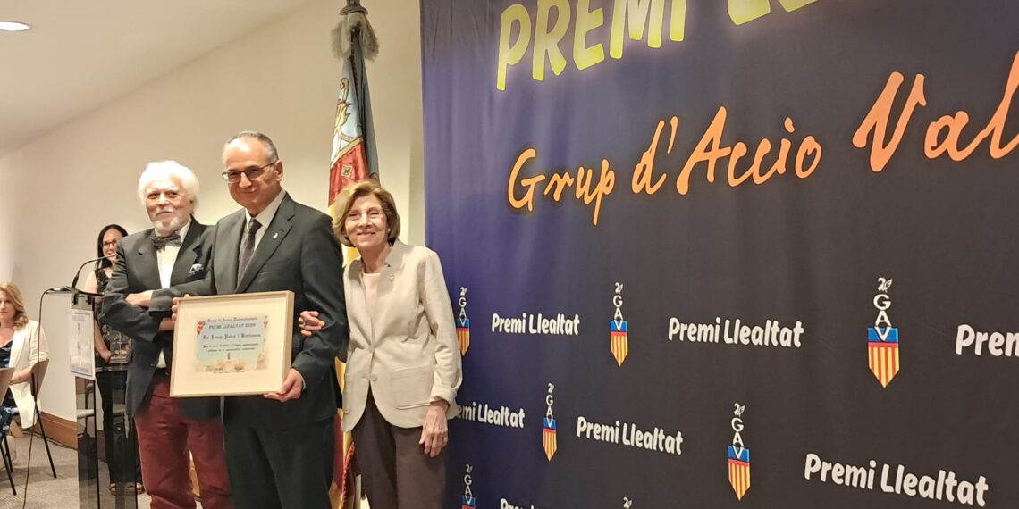 Josep Peiró convertix en una classe l'entrega del premi Llealtat del Grup d'Acció Valencianista