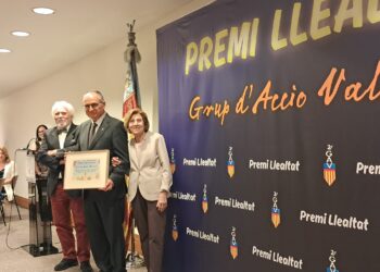 Josep Peiró convertix en una classe l'entrega del premi Llealtat del Grup d'Acció Valencianista