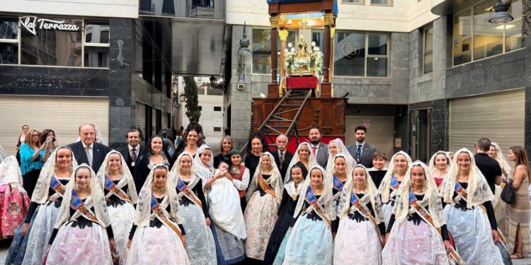 Fervor, tradición y pólvora en el corazón de Valencia: Los niños festejan a Sant Vicent Ferrer en el corazón del Cap i Casal 1 Fervor, tradición y pólvora en el corazón de Valencia: Los niños festejan a Sant Vicent Ferrer en el corazón del Cap i Casal