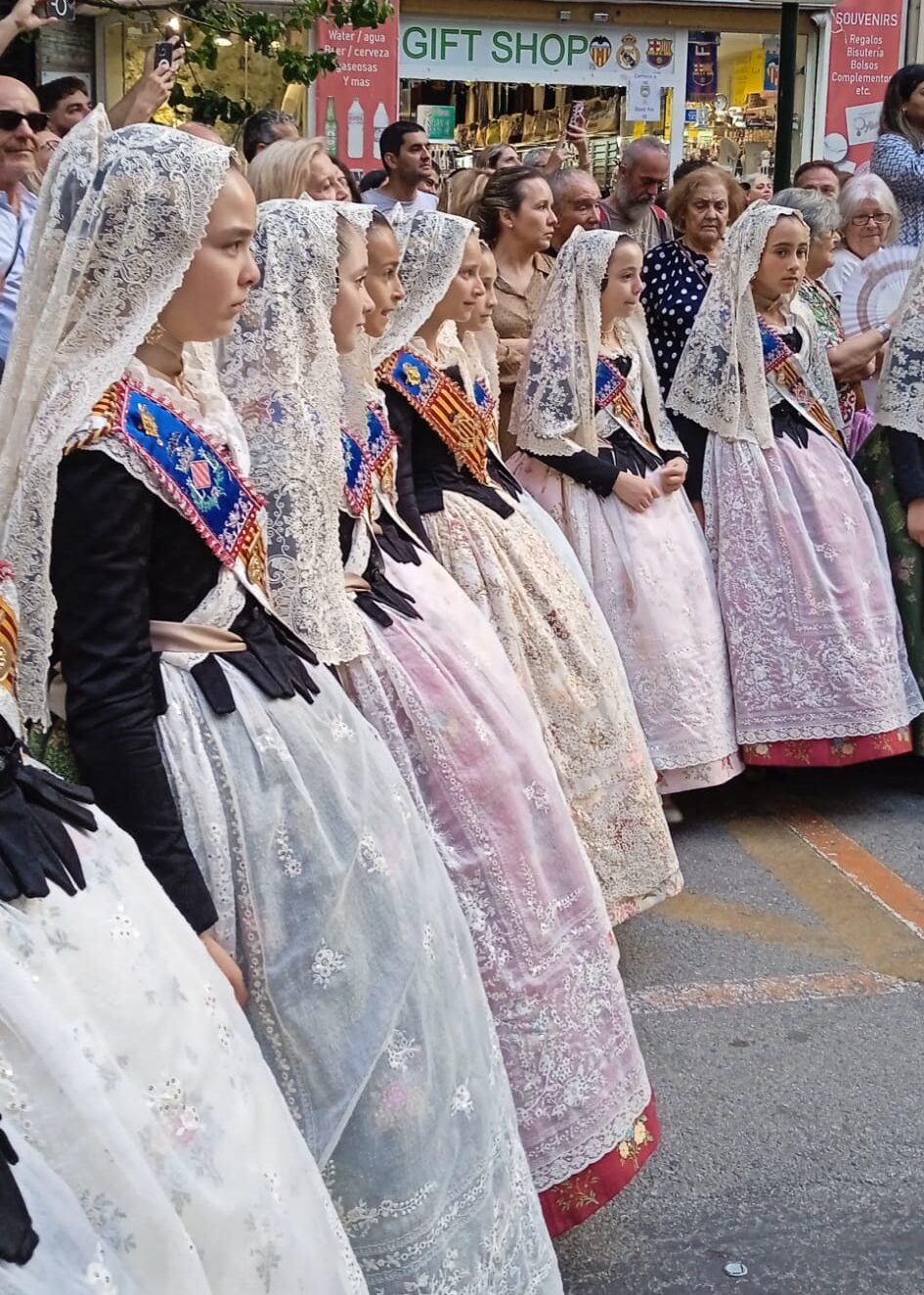 Fervor, tradición y pólvora en el corazón de Valencia: Los niños festejan a Sant Vicent Ferrer en el corazón del Cap i Casal 3 WhatsApp Image 2026 06 15 at 22.56.22 e1781597206156