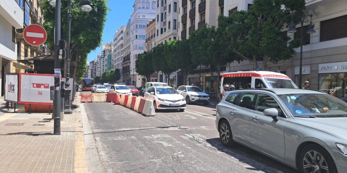 Caos de tráfico en la calle Colón con el inicio de las obras