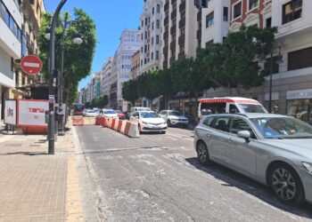 Caos de tráfico en la calle Colón con el inicio de las obras