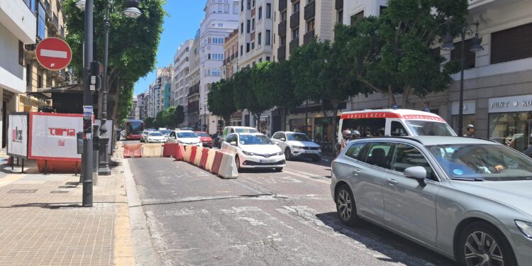 Caos de tráfico en la calle Colón con el inicio de las obras