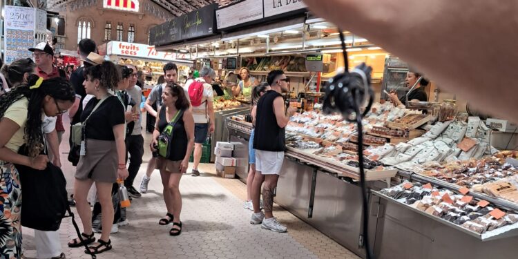 Un mes después del anuncio de las obras del Mercado Central, los vendedores denuncian que «no hay ni rastro» de las mejoras mientras se suceden los desmayos por calor 1 Un mes después del anuncio de las obras del Mercado Central, los vendedores denuncian que «no hay ni rastro» de las mejoras mientras se suceden los desmayos por calor
