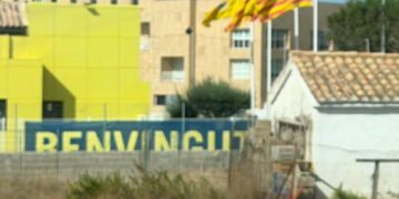 Polémica por las banderas en la Ciudad Deportiva del Villarreal CF: Més Avant exige que ondee la Real Senyera