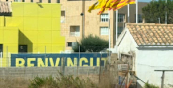 Polémica por las banderas en la Ciudad Deportiva del Villarreal CF: Més Avant exige que ondee la Real Senyera
