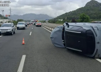 Investigan a un conductor drogado, sin carnet y fugado tras provocar un accidente en la AP-7