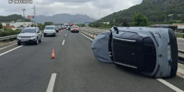 Investigan a un conductor drogado, sin carnet y fugado tras provocar un accidente en la AP-7