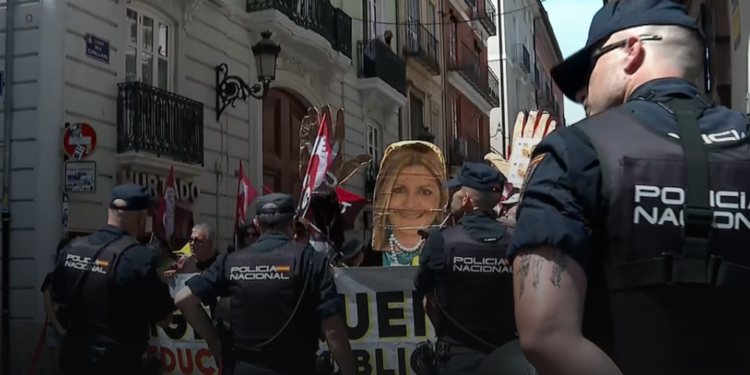 Las negociaciones entre Educación y los sindicatos siguen bloqueadas mientras crecen las protestas docentes en Valencia 1 acampada huelga profesores 2
