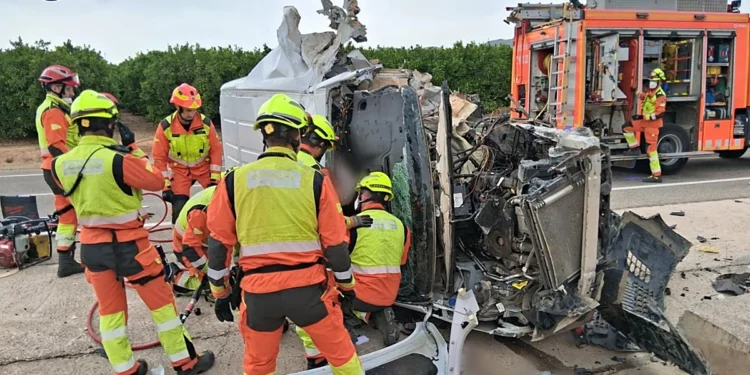 Tragedia en Pedralba: un conductor pierde la vida tras un violento accidente con una furgoneta