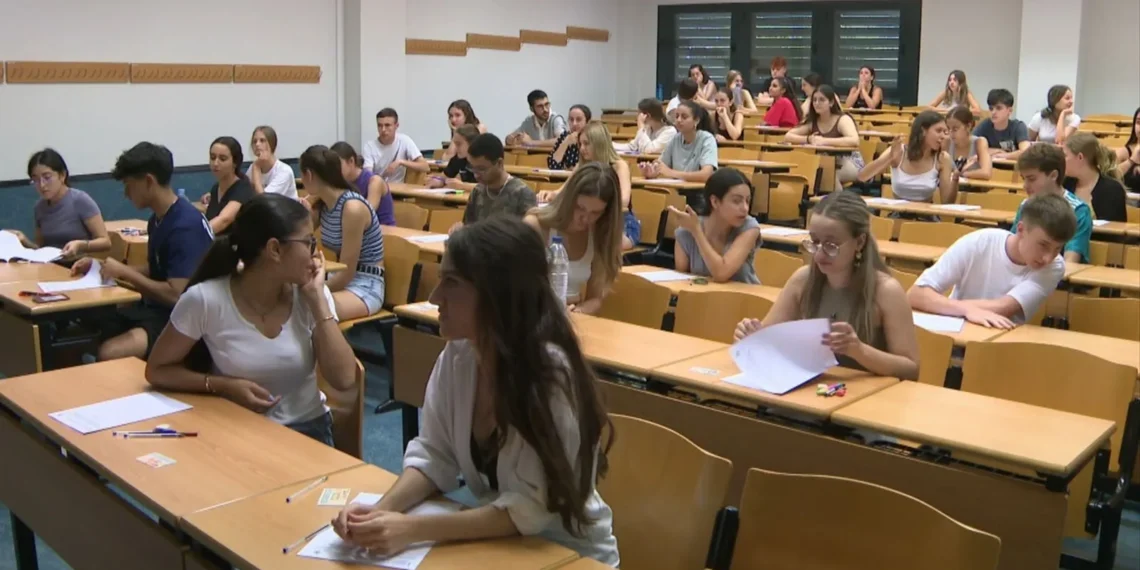 Más de 25.600 estudiantes valencianos arrancan la PAU en una convocatoria marcada por la normalidad y la huelga docente 1 alumnos aulas clases