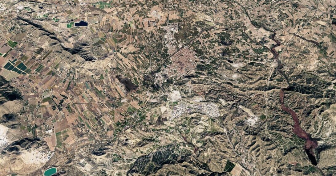 Un incendio forestal en Aspe obliga a desplegar un amplio dispositivo de emergencia por tierra y aire