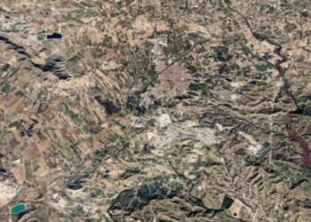 Un incendio forestal en Aspe obliga a desplegar un amplio dispositivo de emergencia por tierra y aire