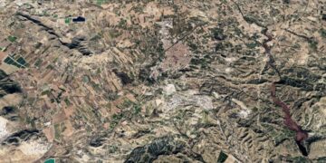 Un incendio forestal en Aspe obliga a desplegar un amplio dispositivo de emergencia por tierra y aire