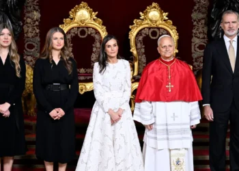 Los Reyes reciben con honores al Papa en su llegada a España