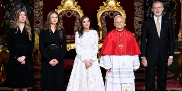 Los Reyes reciben con honores al Papa en su llegada a España